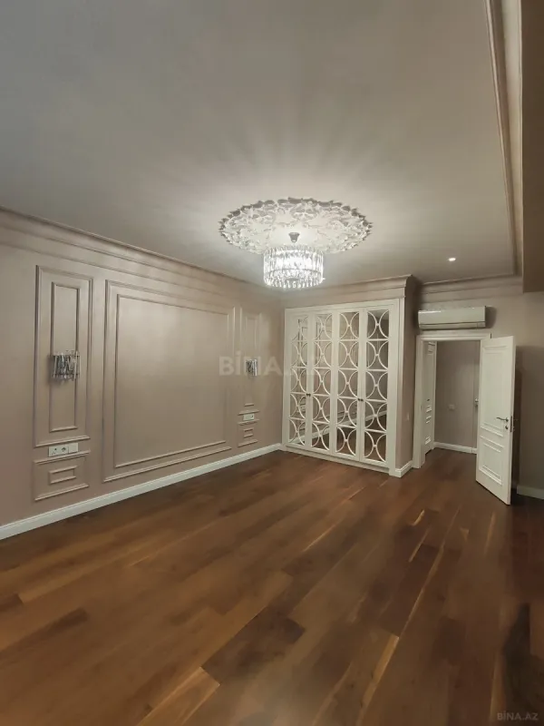 Satılır 4 otaqlı mənzil 211 m²