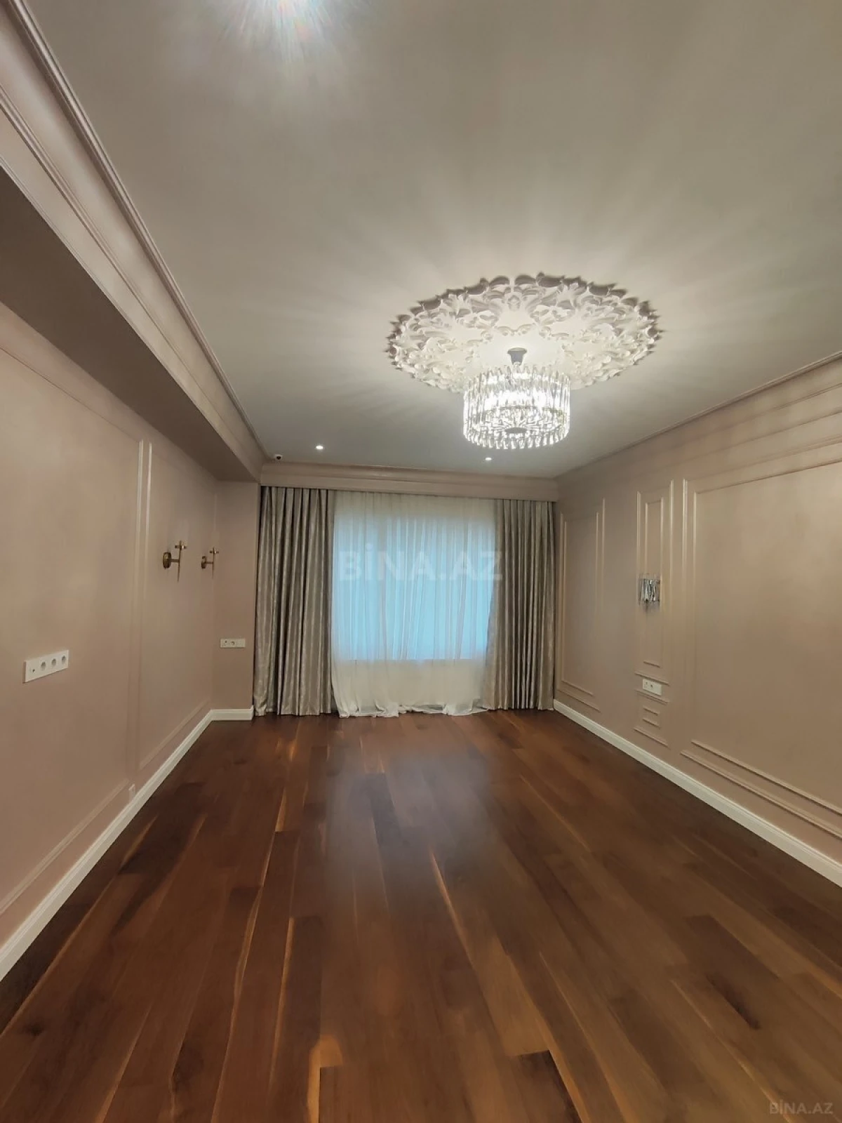 Satılır 4 otaqlı mənzil 211 m²