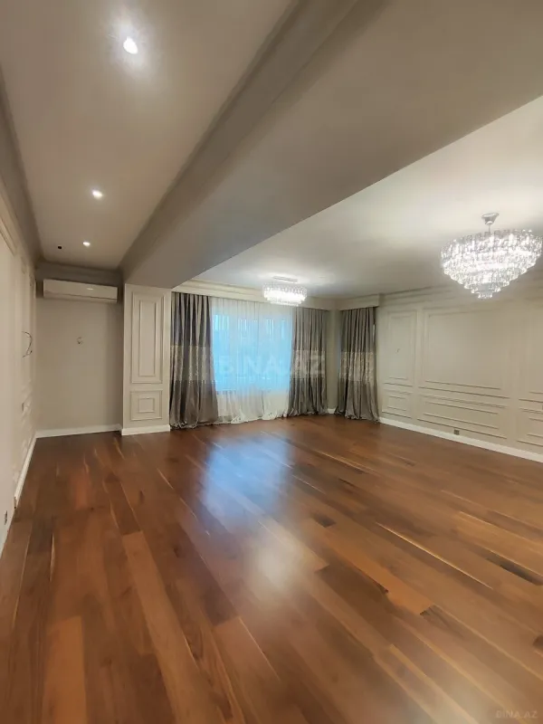 Satılır 4 otaqlı mənzil 211 m²