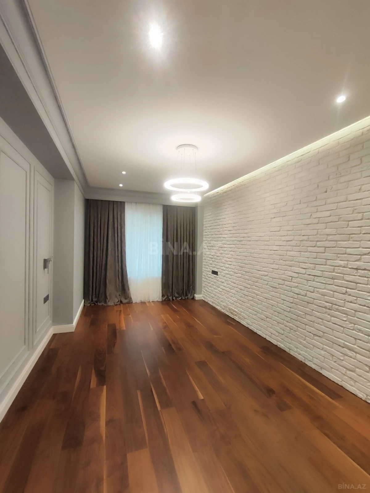 Satılır 4 otaqlı mənzil 211 m²