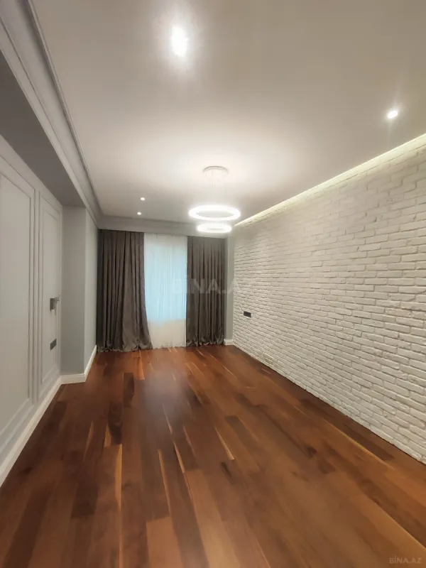 Satılır 4 otaqlı mənzil 211 m²