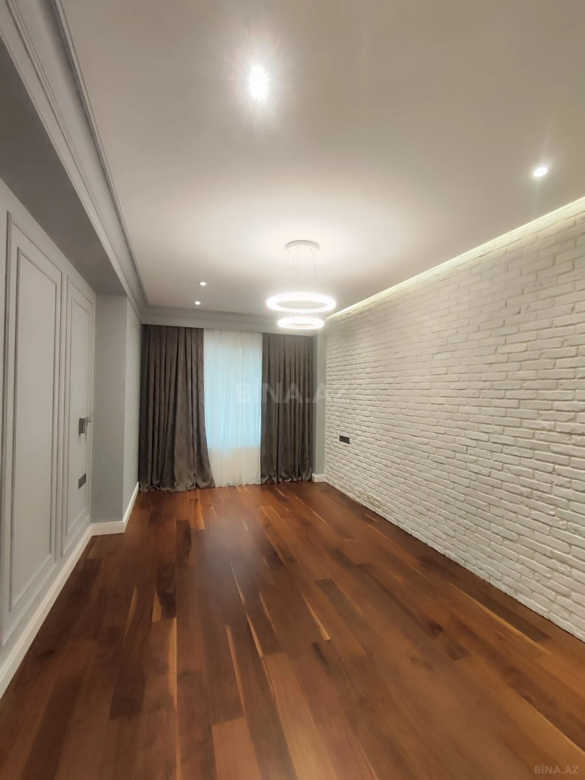 Satılır 4 otaqlı mənzil 211 m²