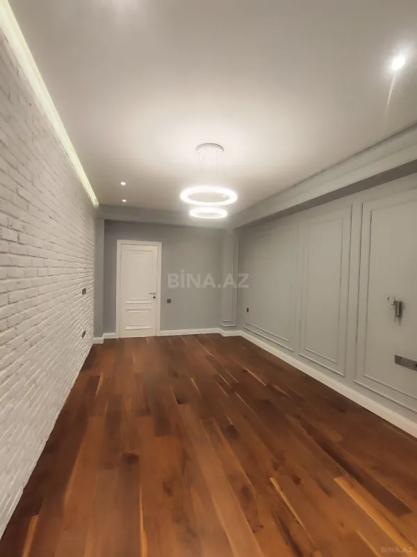 Satılır 4 otaqlı mənzil 211 m²