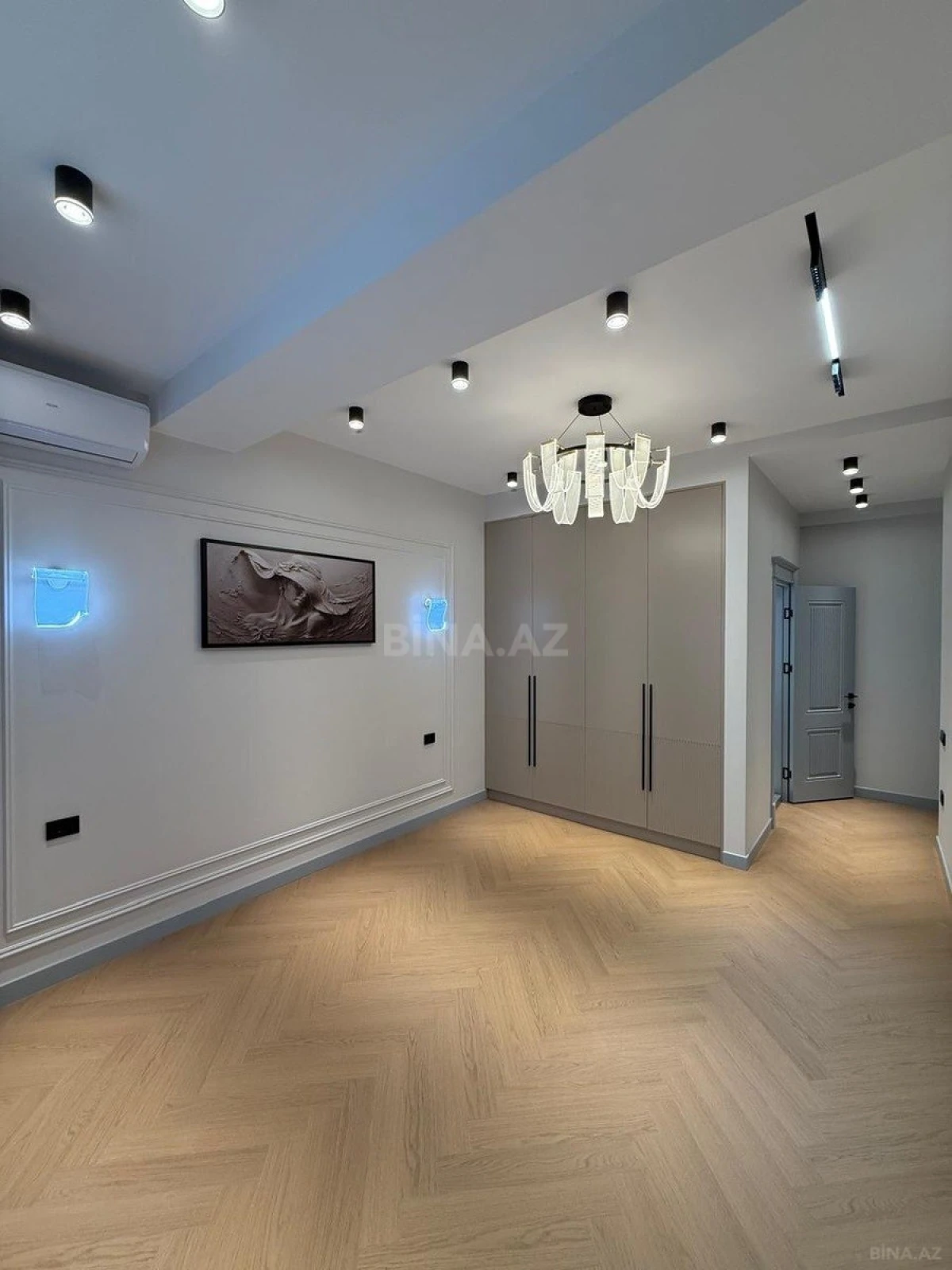 Satılır 4 otaqlı mənzil 118 m²