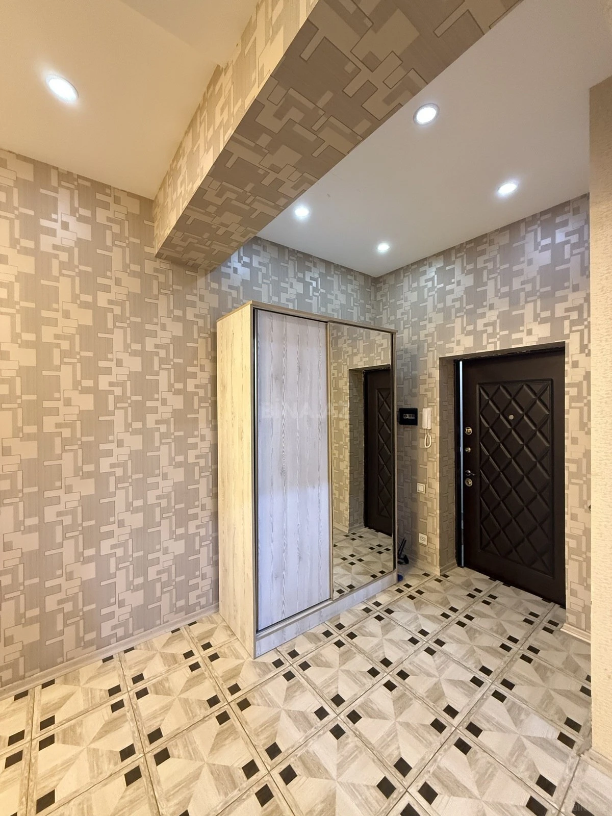 Satılır 2 otaqlı mənzil 70 m²