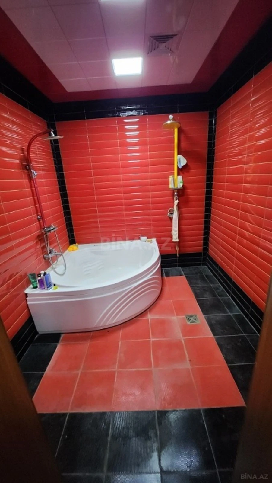 Satılır 10 otaqlı həyət evi 590 m²