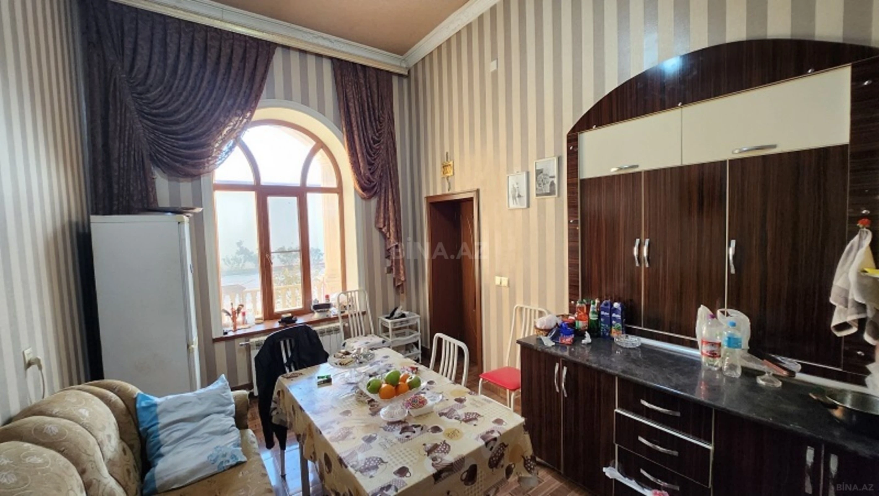 Satılır 10 otaqlı həyət evi 590 m²