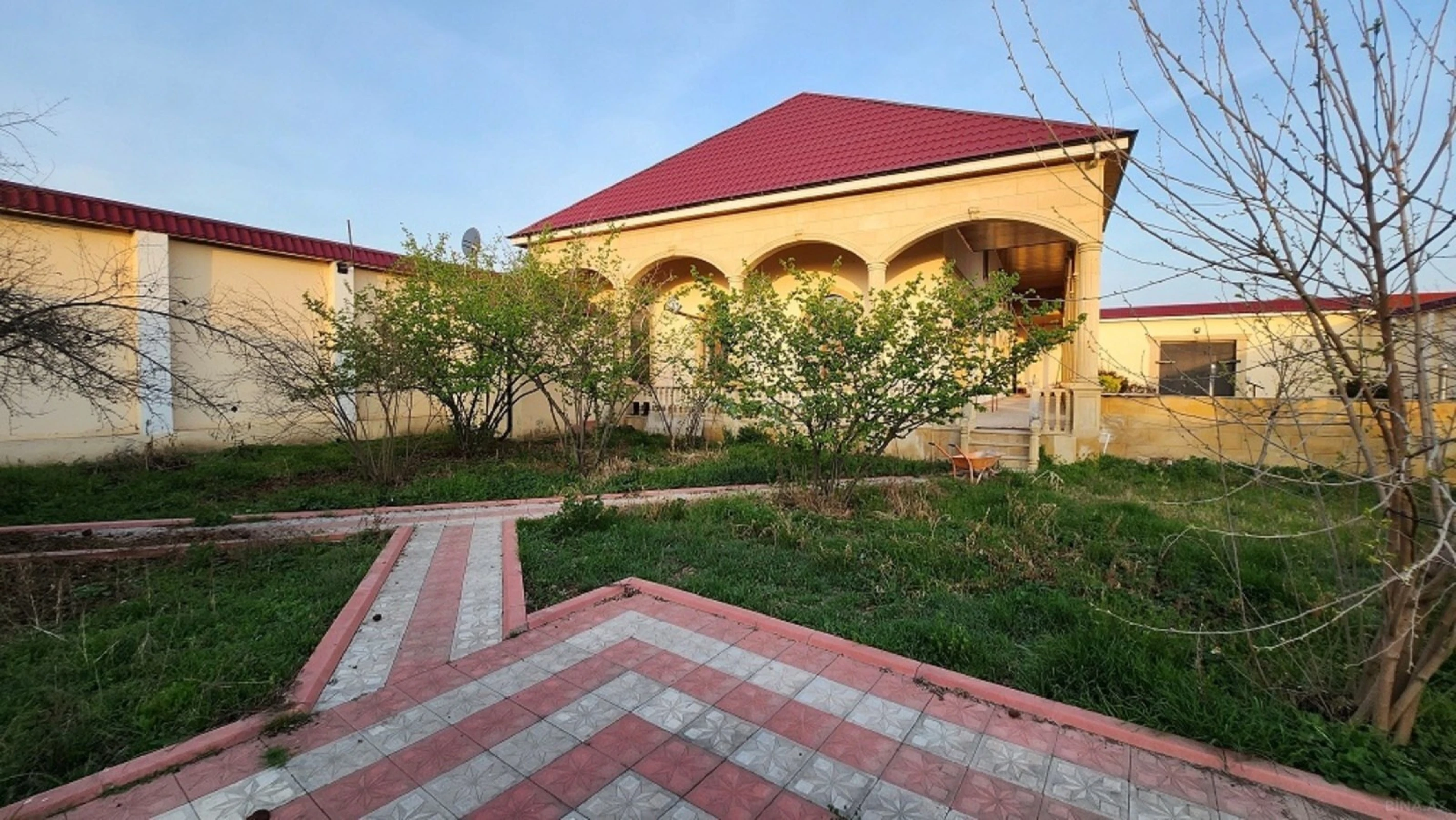 Satılır 10 otaqlı həyət evi 590 m²