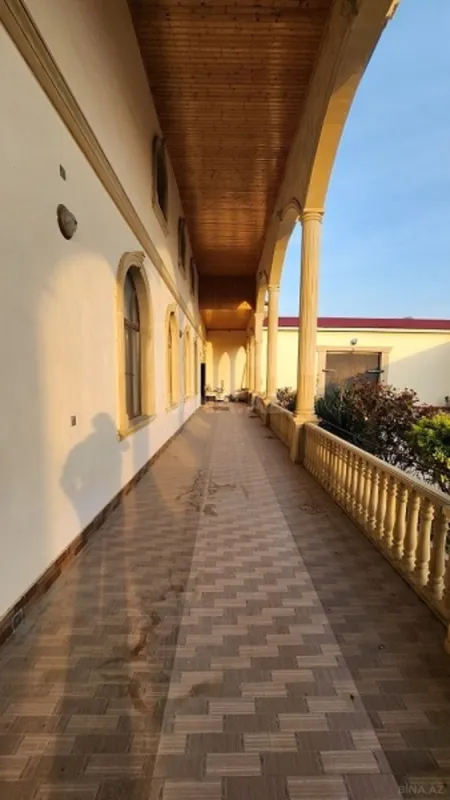 Satılır 10 otaqlı həyət evi 590 m²