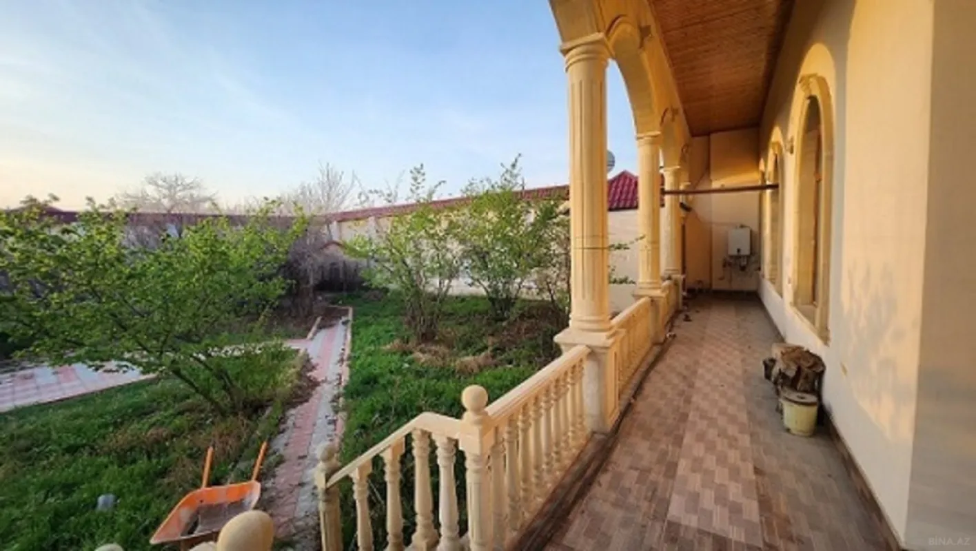 Satılır 10 otaqlı həyət evi 590 m²