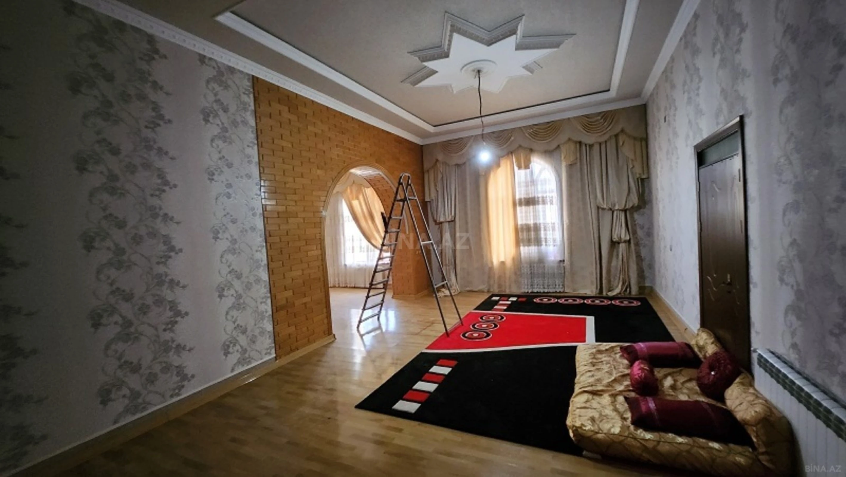 Satılır 10 otaqlı həyət evi 590 m²