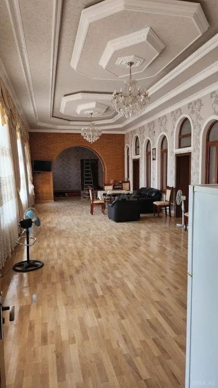 Satılır 10 otaqlı həyət evi 590 m²