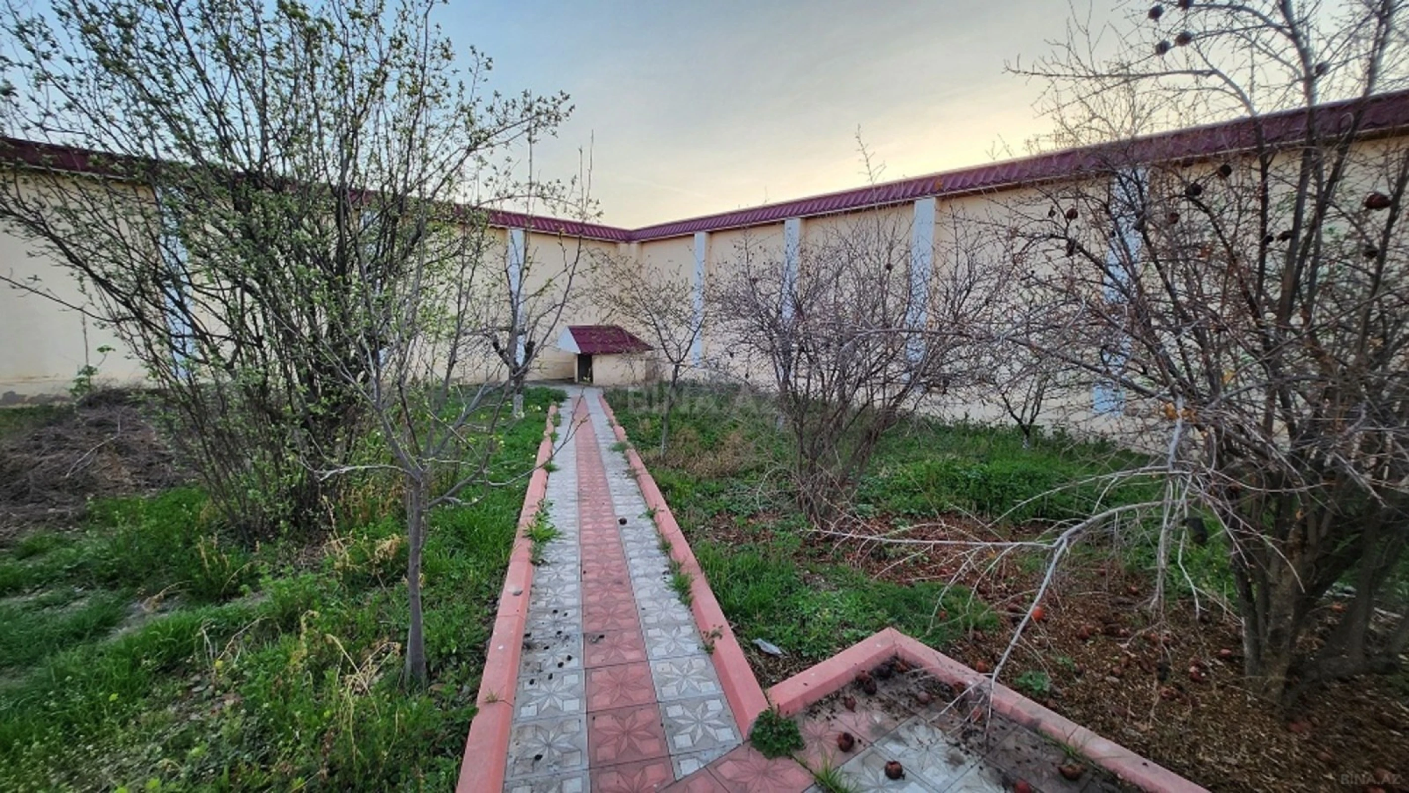 Satılır 10 otaqlı həyət evi 590 m²