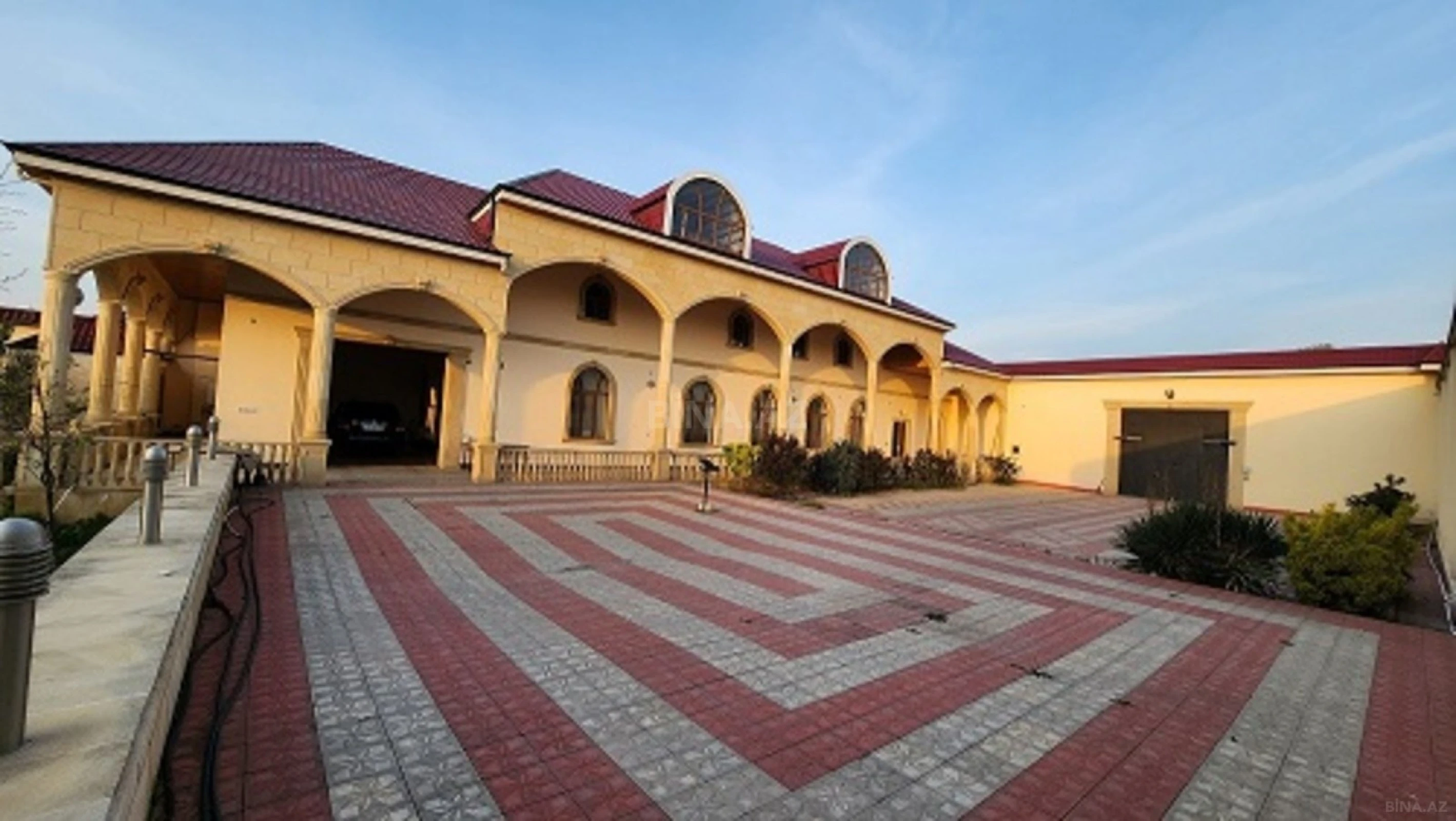 Satılır 10 otaqlı həyət evi 590 m²