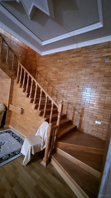 Satılır 10 otaqlı həyət evi 590 m²