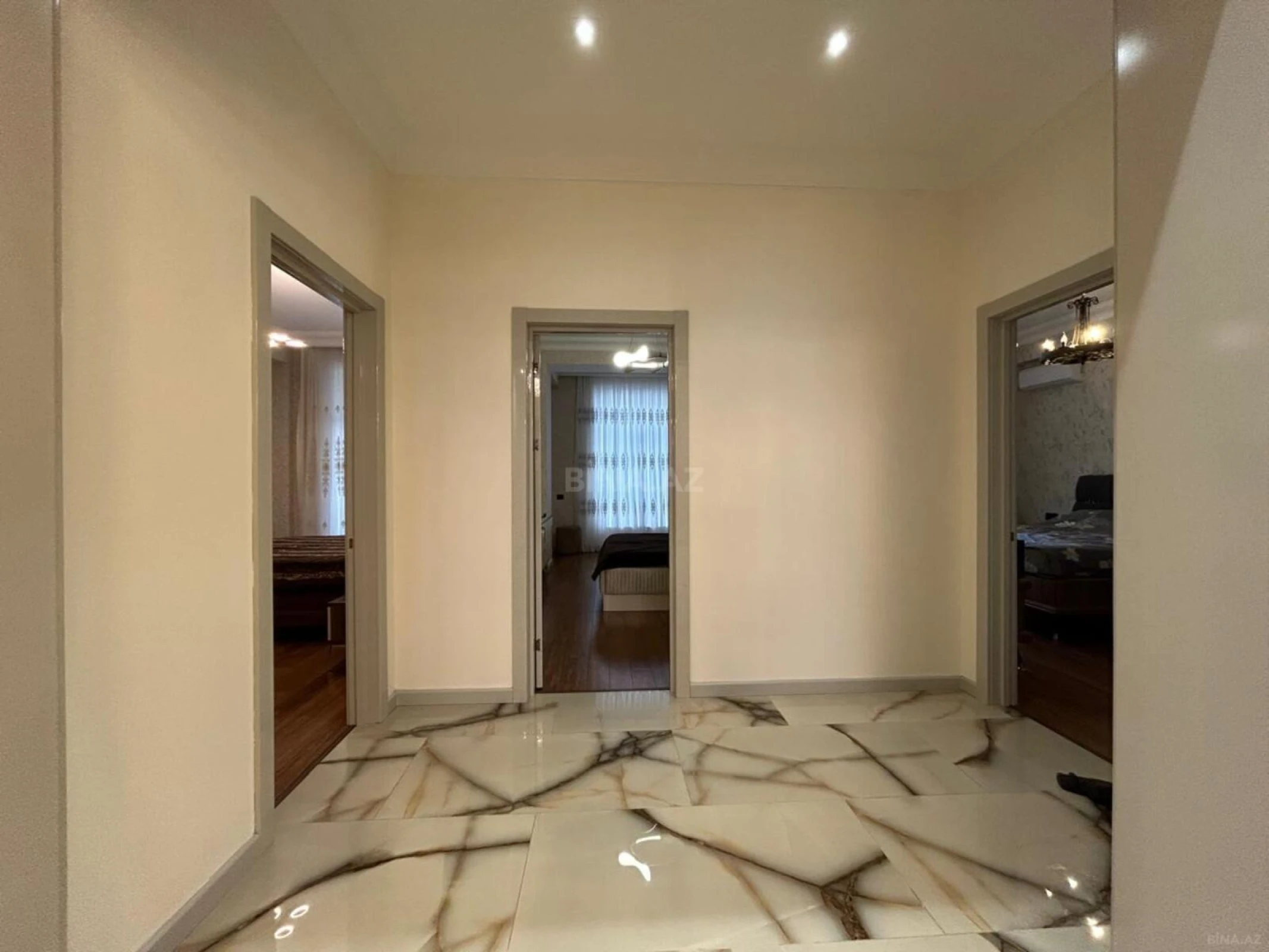 Kirayə verilir 4 otaqlı mənzil 214 m²