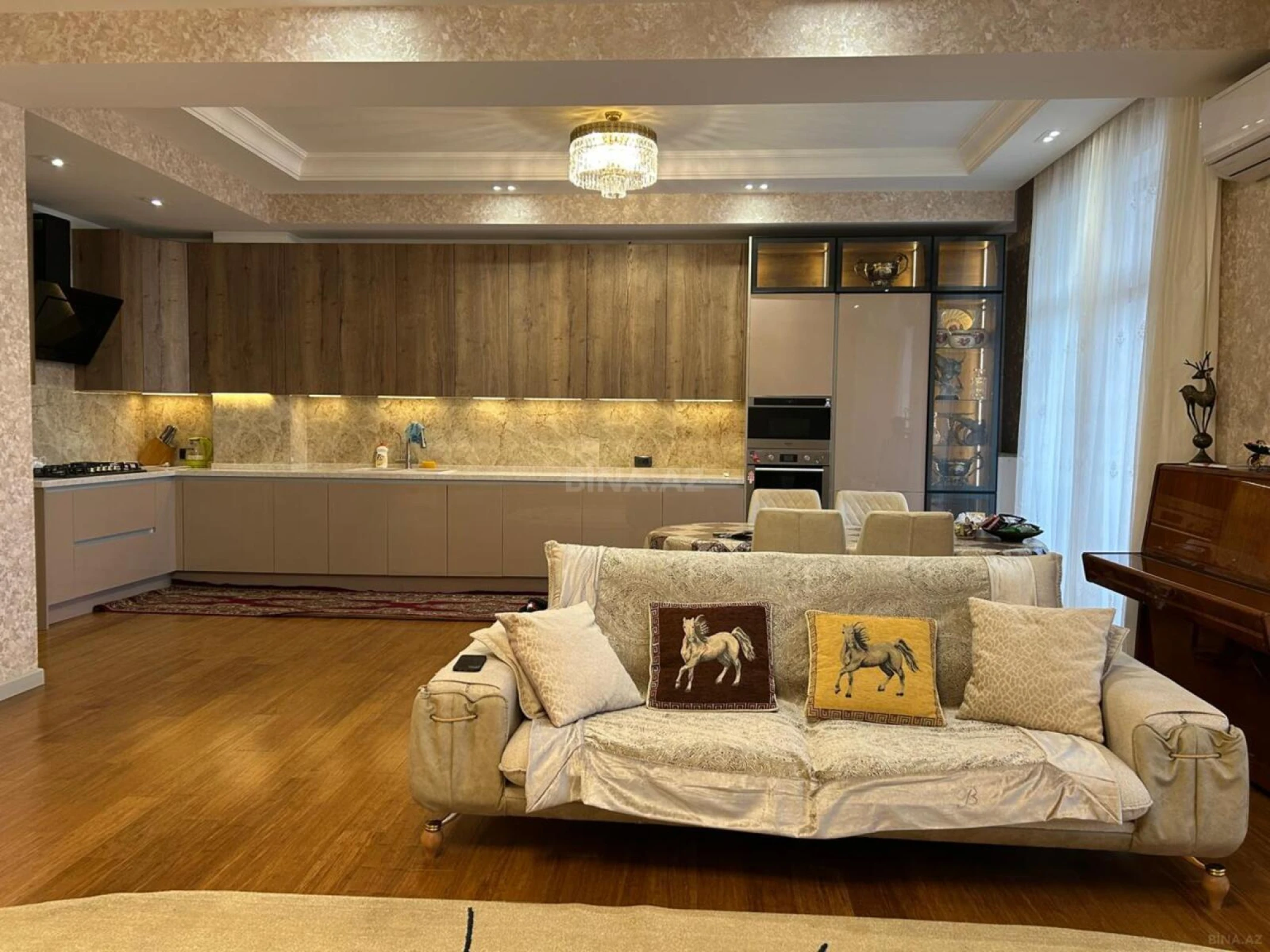 Kirayə verilir 4 otaqlı mənzil 214 m²