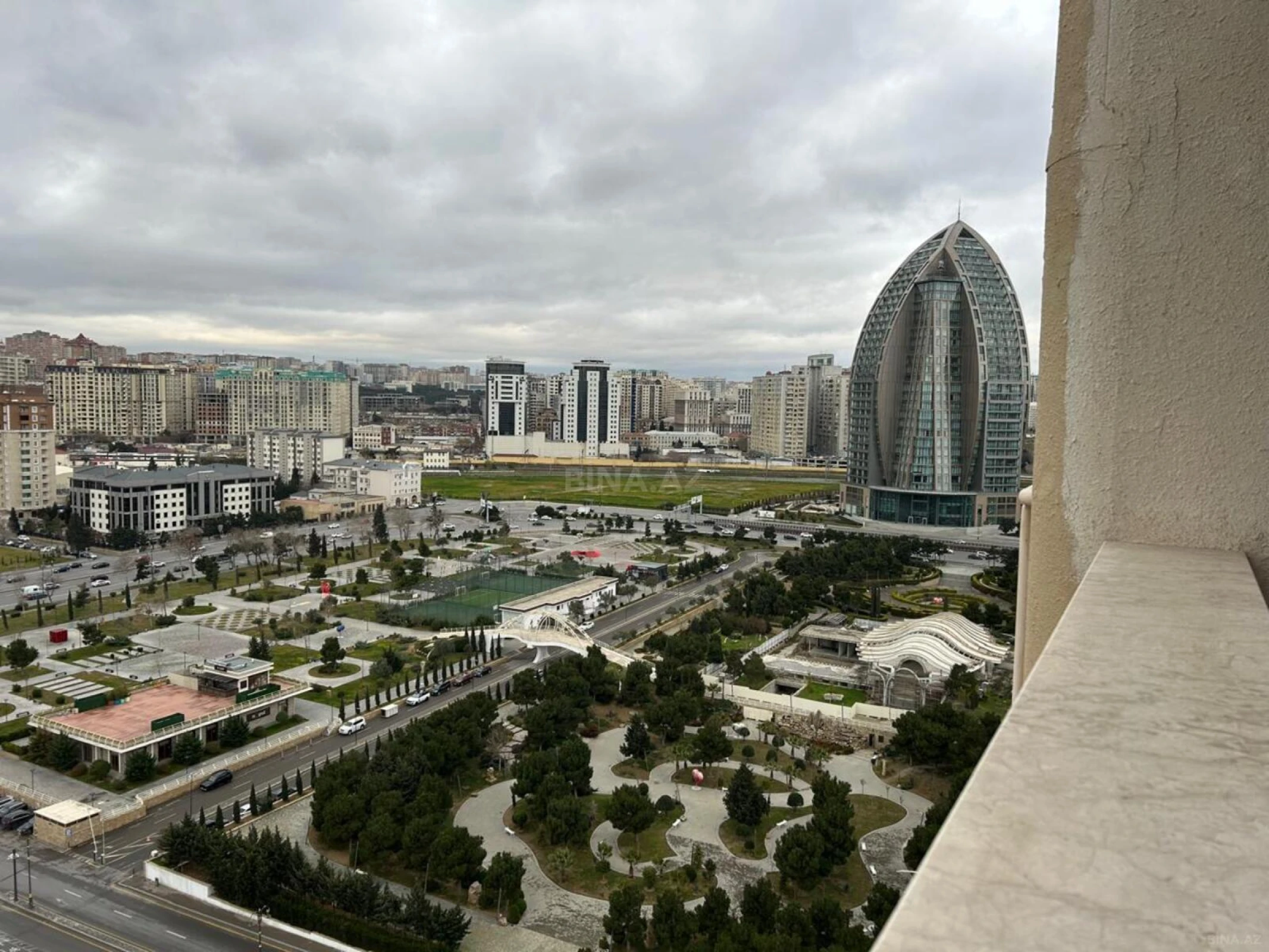 Kirayə verilir 4 otaqlı mənzil 214 m²