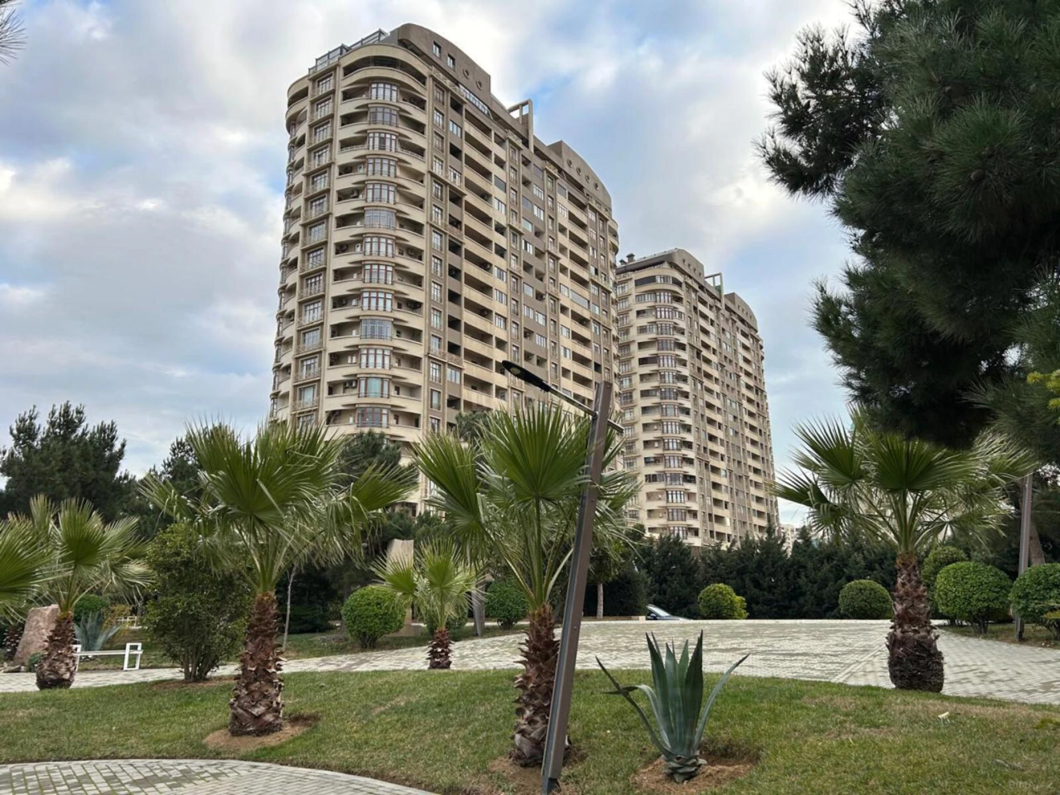 Kirayə verilir 4 otaqlı mənzil 214 m²