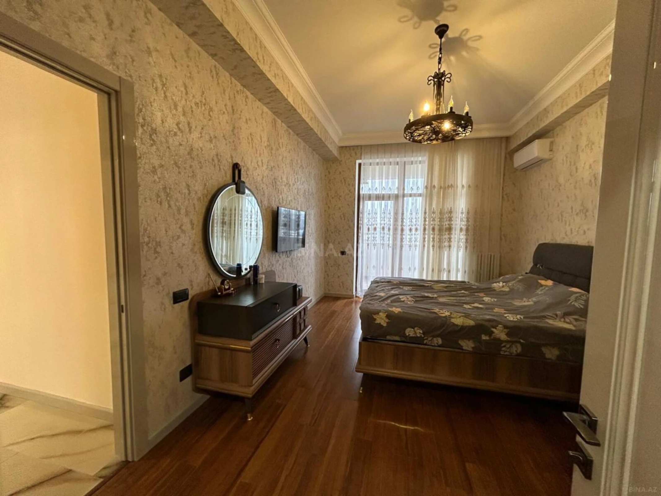 Kirayə verilir 4 otaqlı mənzil 214 m²