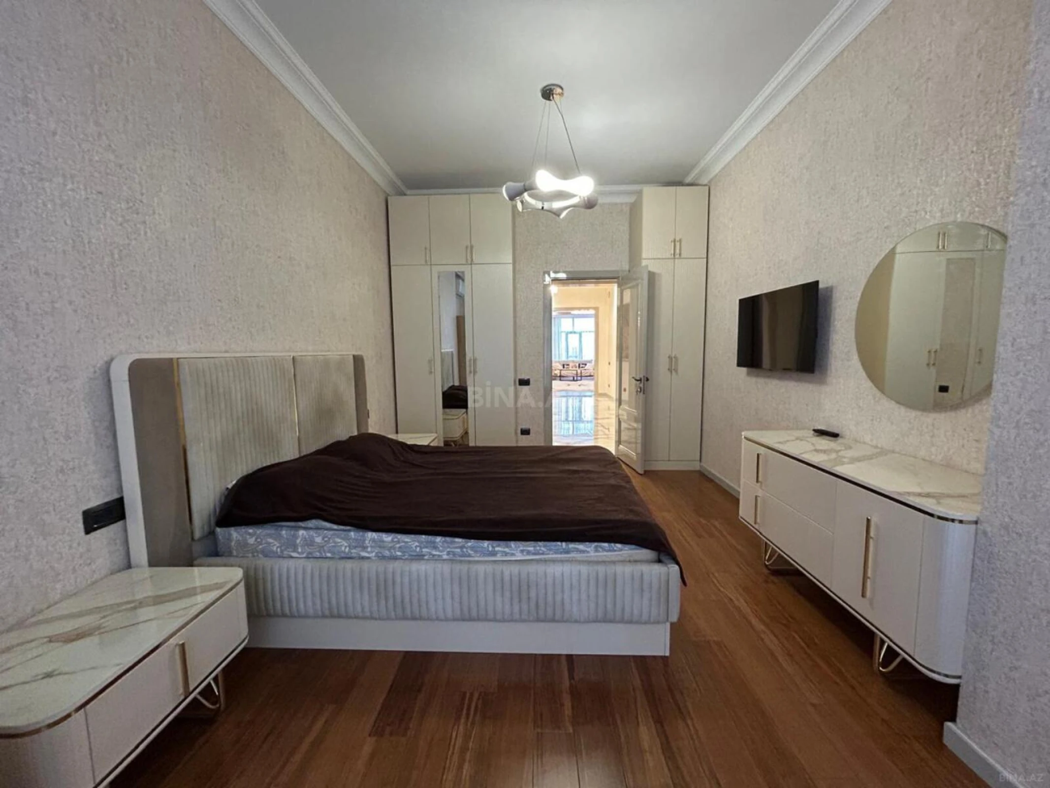 Kirayə verilir 4 otaqlı mənzil 214 m²