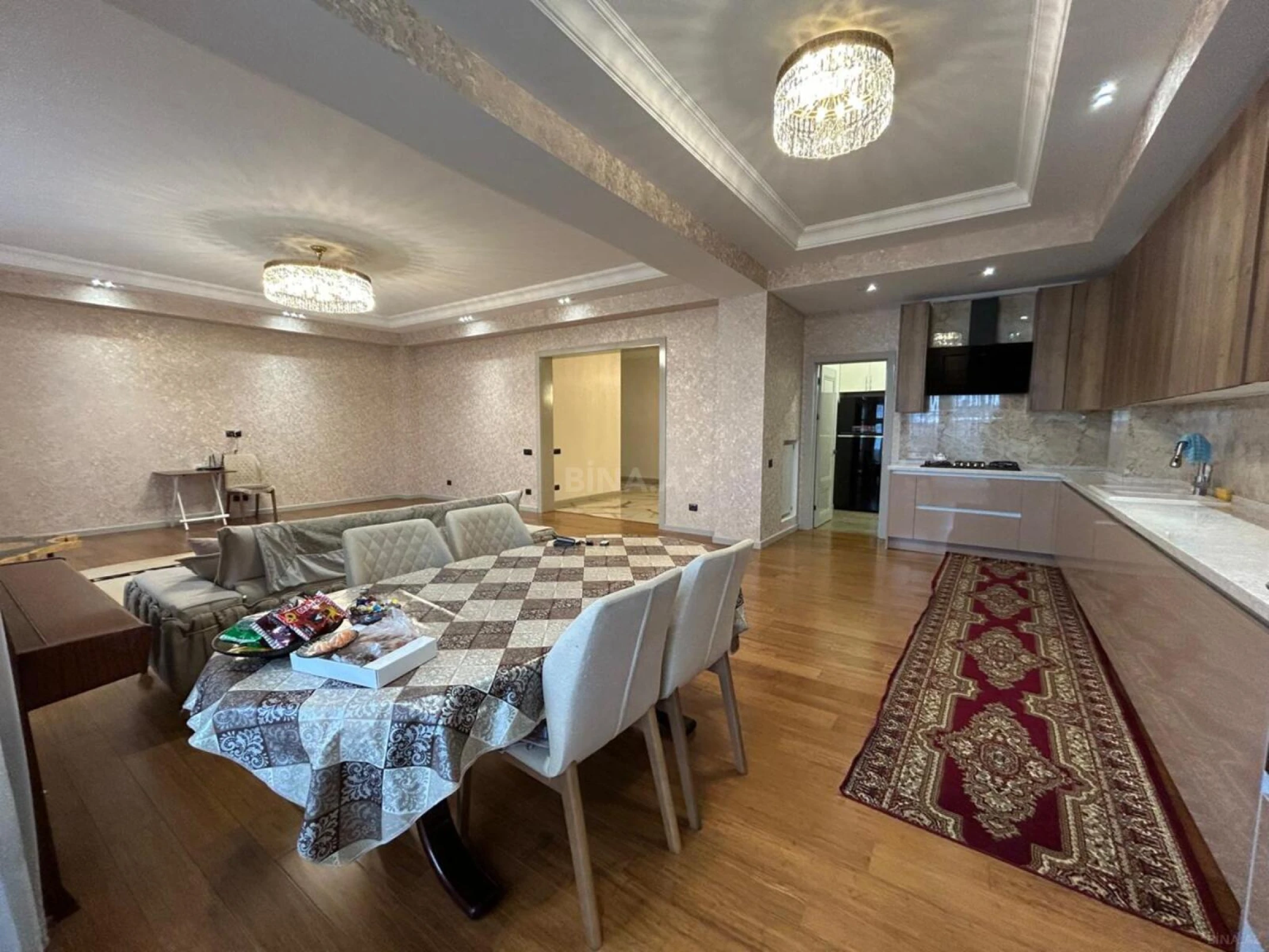 Kirayə verilir 4 otaqlı mənzil 214 m²