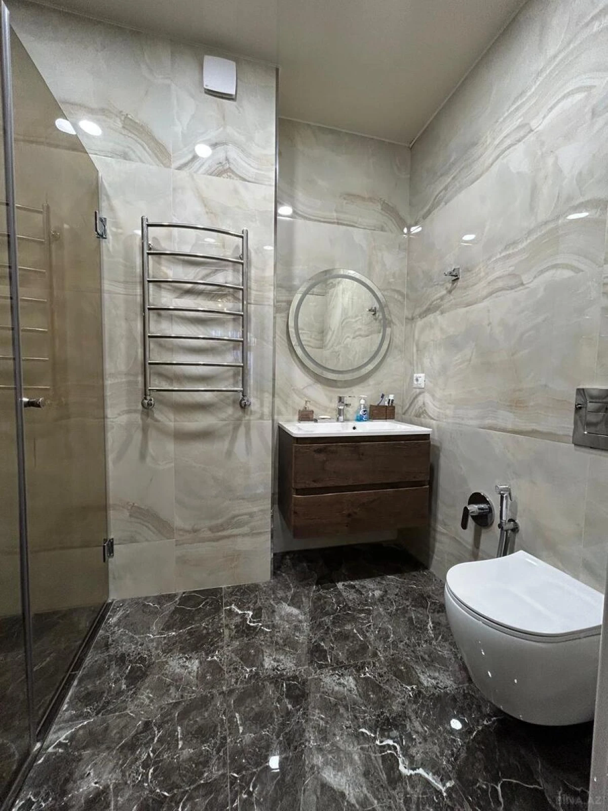 Kirayə verilir 4 otaqlı mənzil 214 m²
