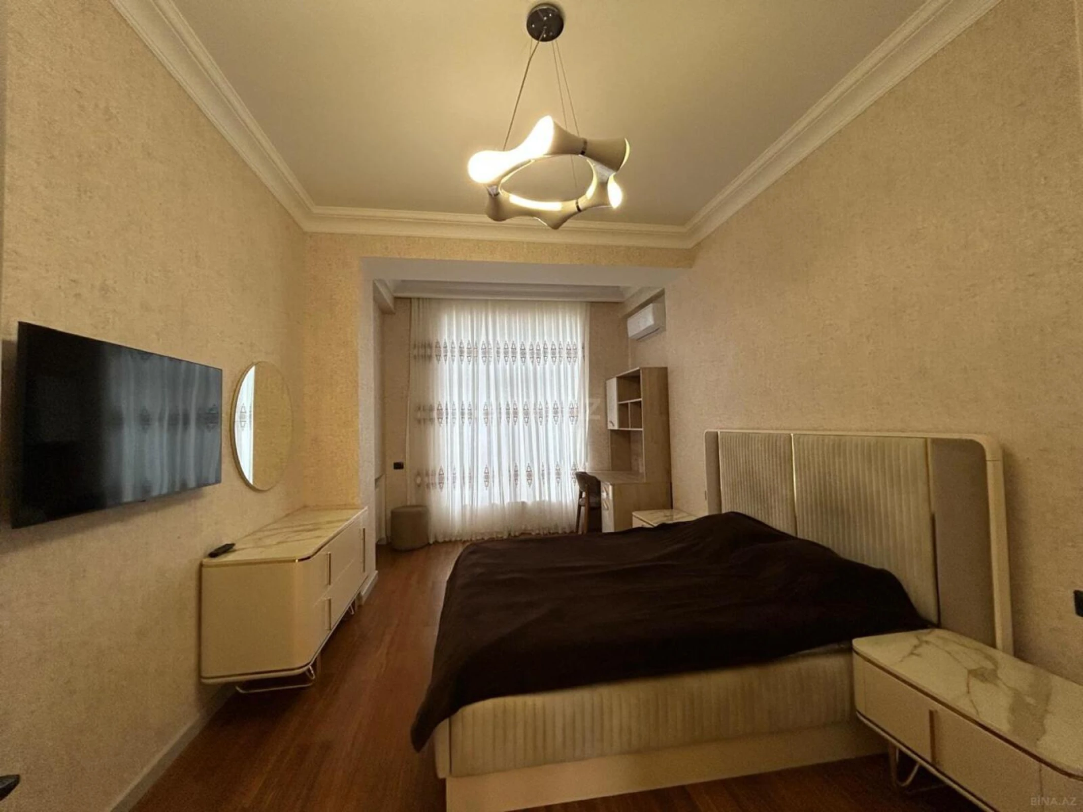 Kirayə verilir 4 otaqlı mənzil 214 m²