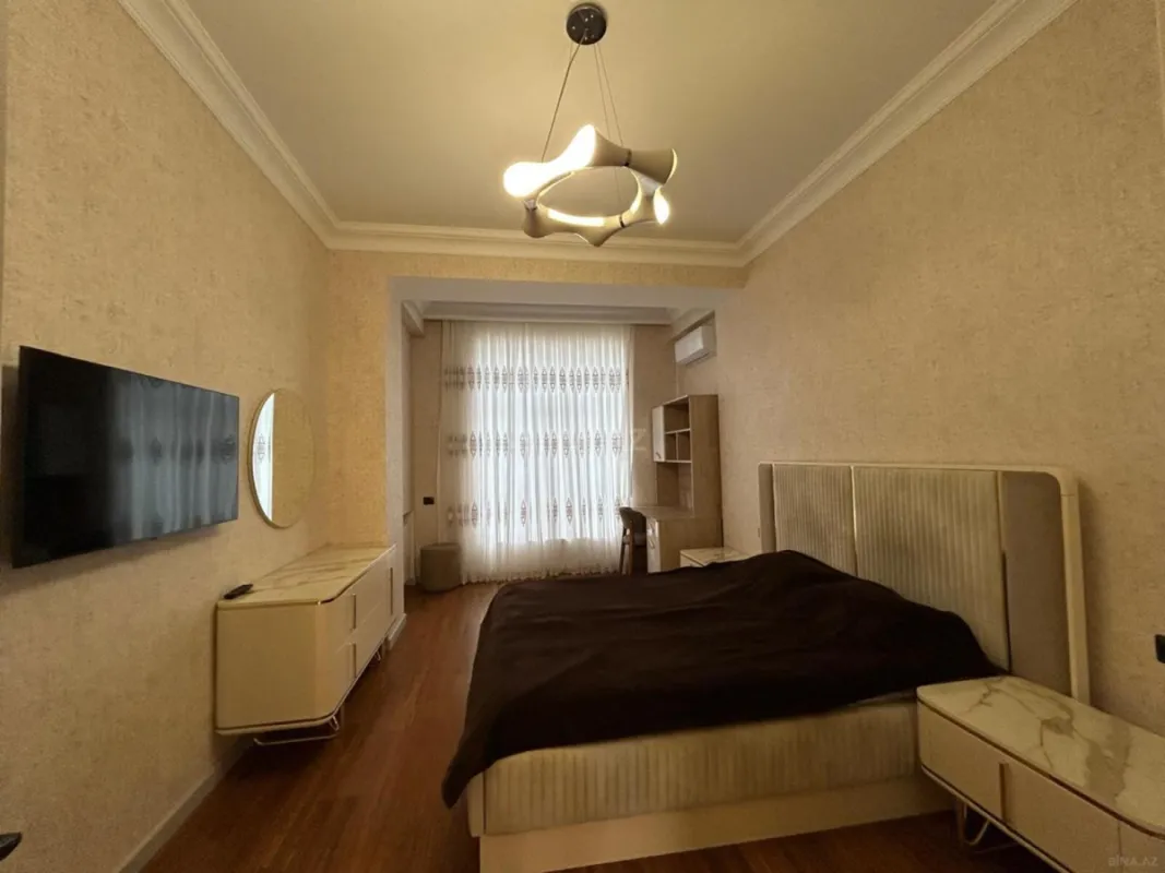 Kirayə verilir 4 otaqlı mənzil 214 m²