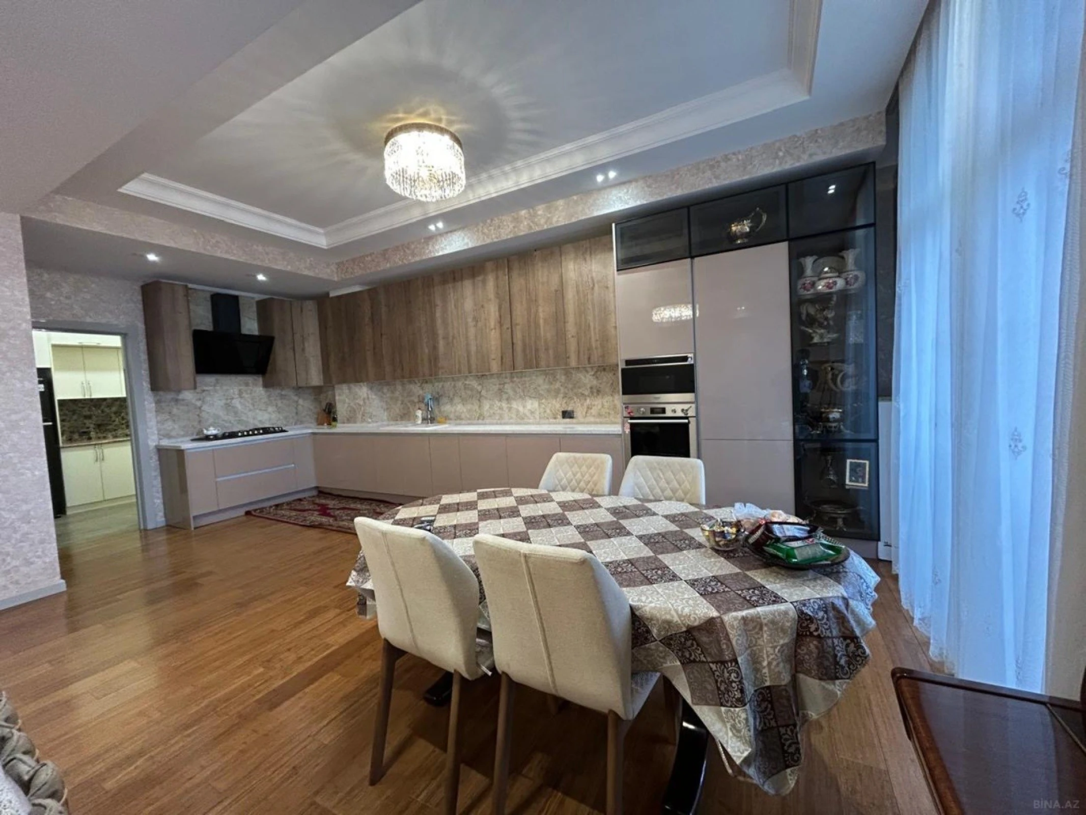 Kirayə verilir 4 otaqlı mənzil 214 m²