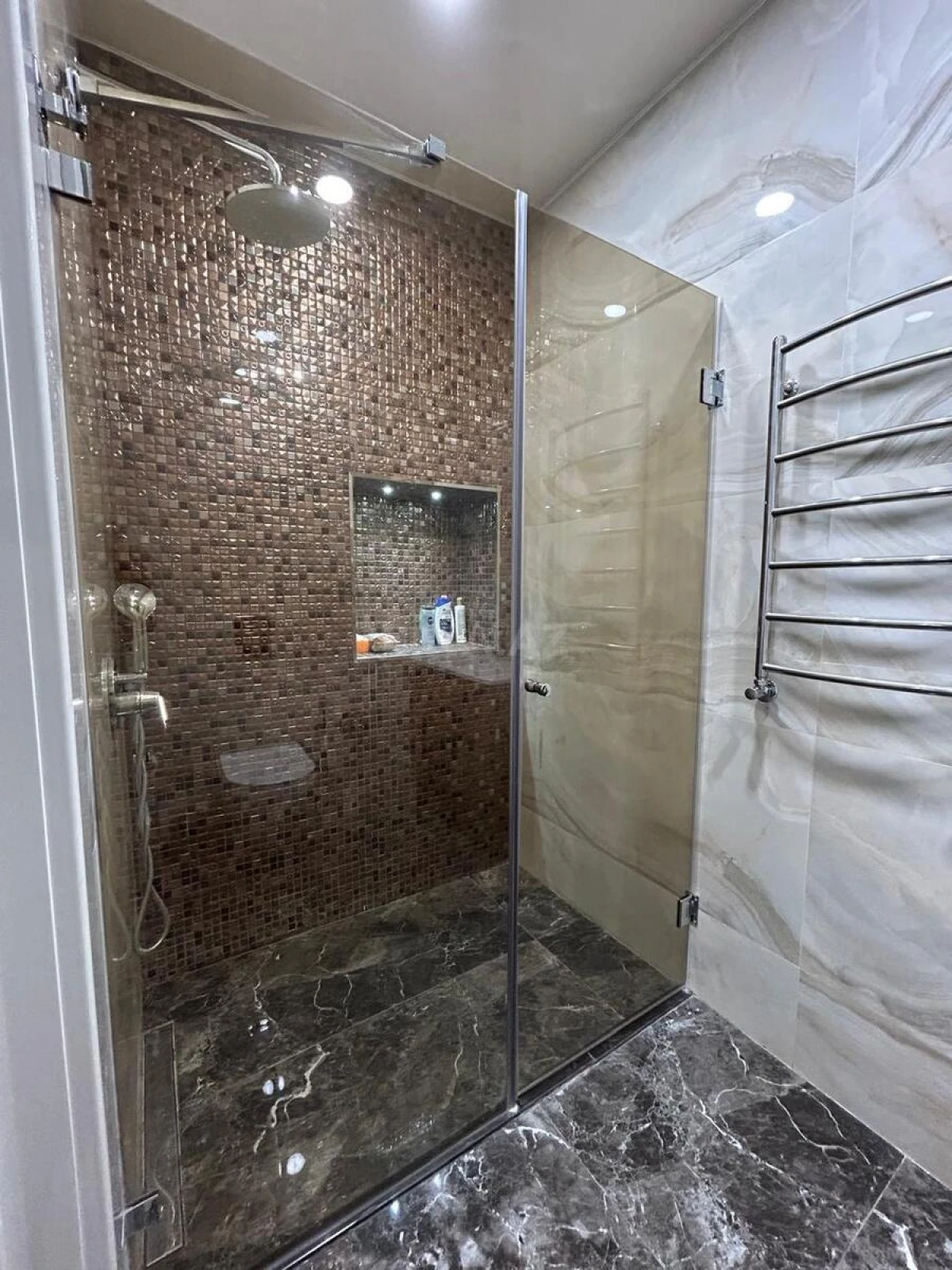 Kirayə verilir 4 otaqlı mənzil 214 m²