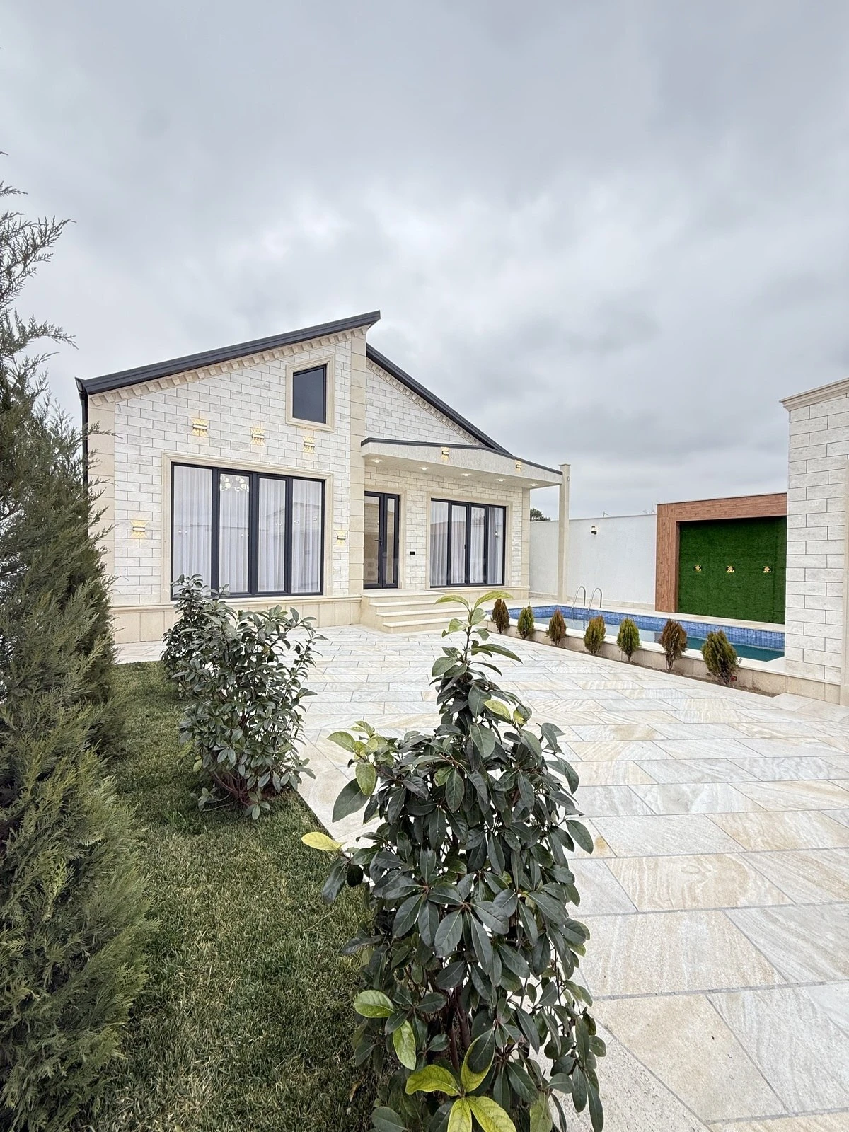 Satılır 4 otaqlı həyət evi 175 m²