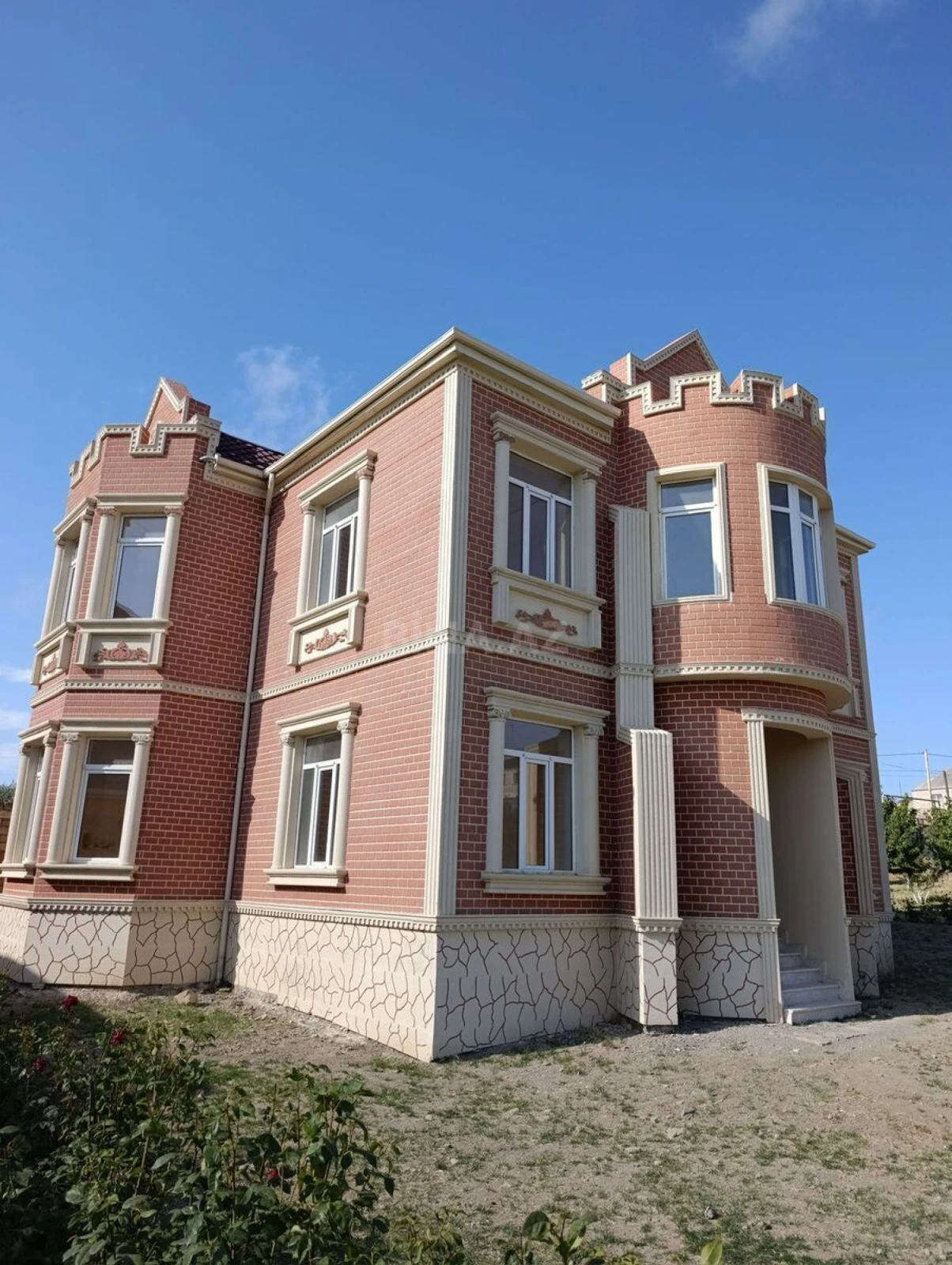 Satılır 7 otaqlı həyət evi 244 m²