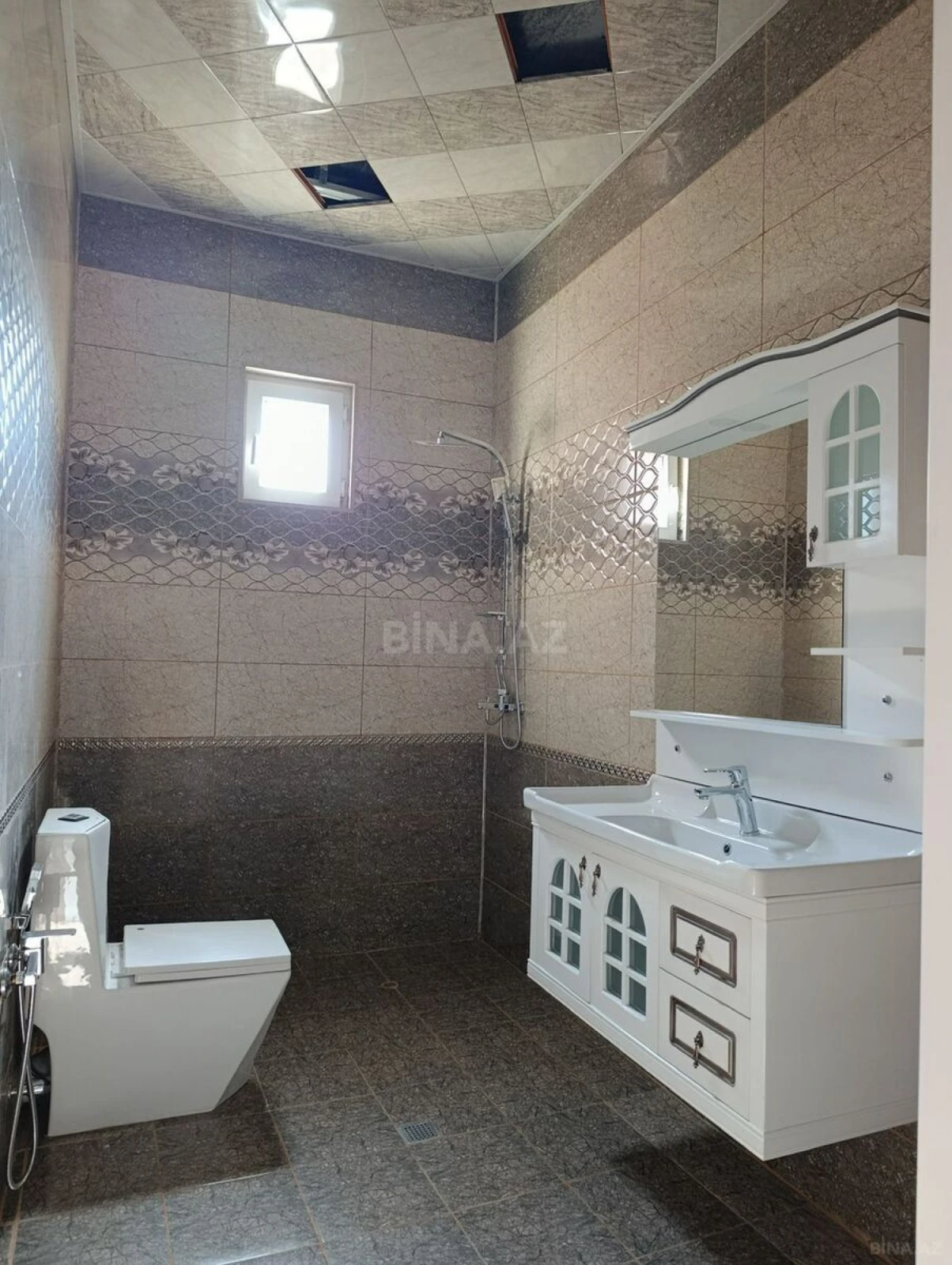 Satılır 7 otaqlı həyət evi 244 m²