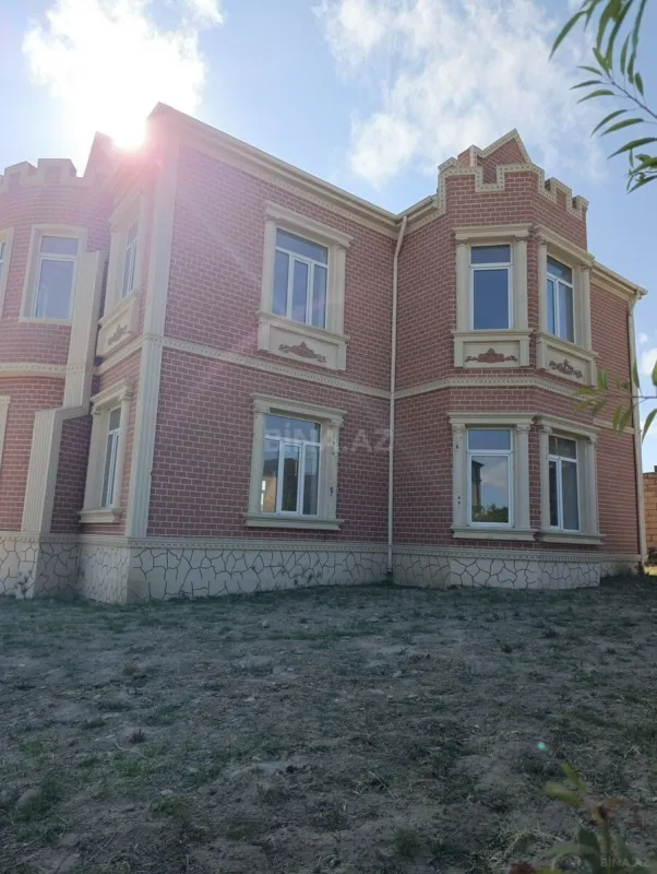Satılır 7 otaqlı həyət evi 244 m²