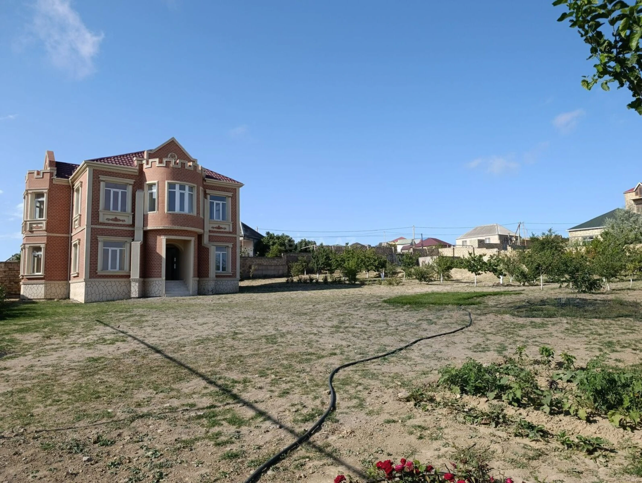 Satılır 7 otaqlı həyət evi 244 m²