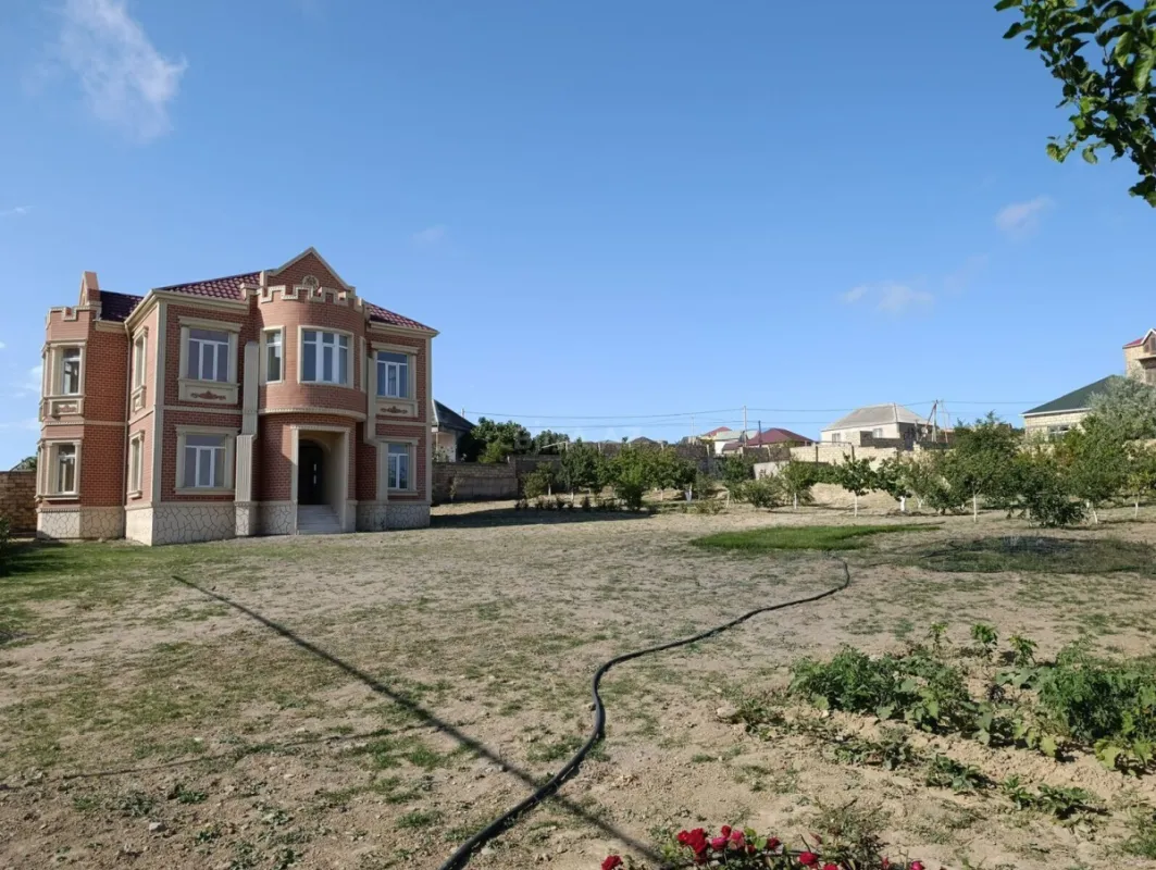 Satılır 7 otaqlı həyət evi 244 m²