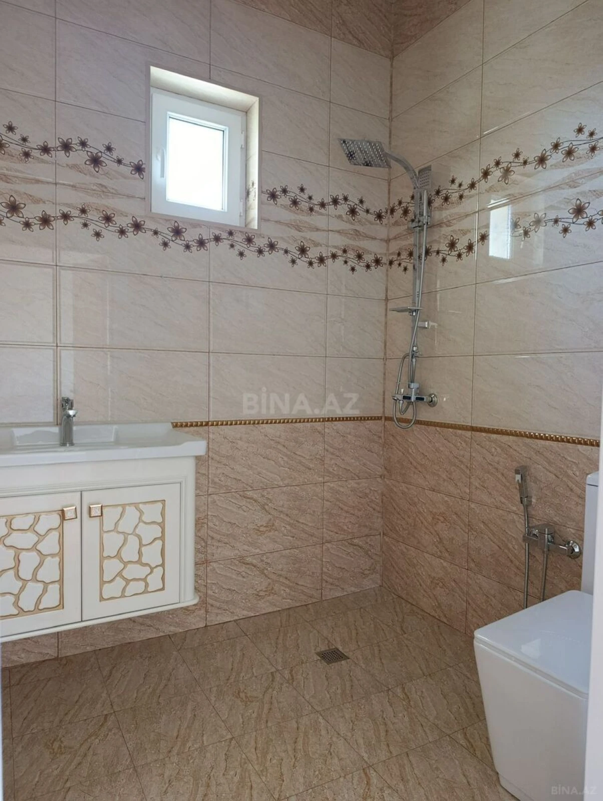 Satılır 7 otaqlı həyət evi 244 m²