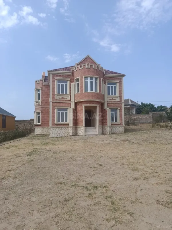 Satılır 7 otaqlı həyət evi 244 m²