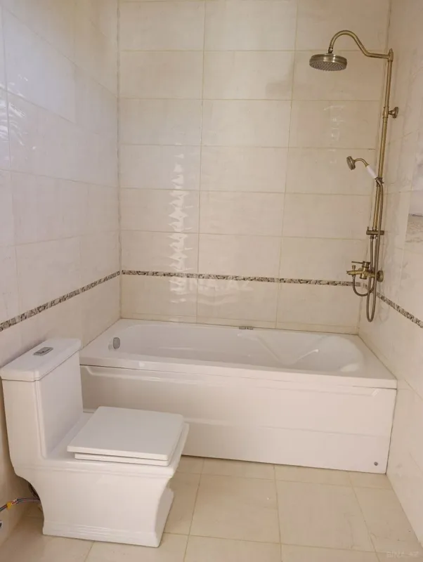 Satılır 7 otaqlı həyət evi 244 m²