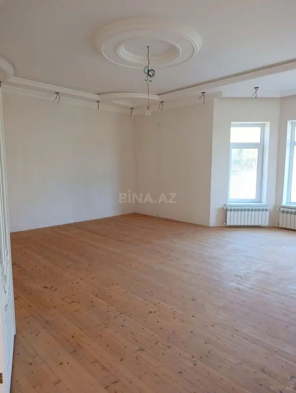 Satılır 7 otaqlı həyət evi 244 m²