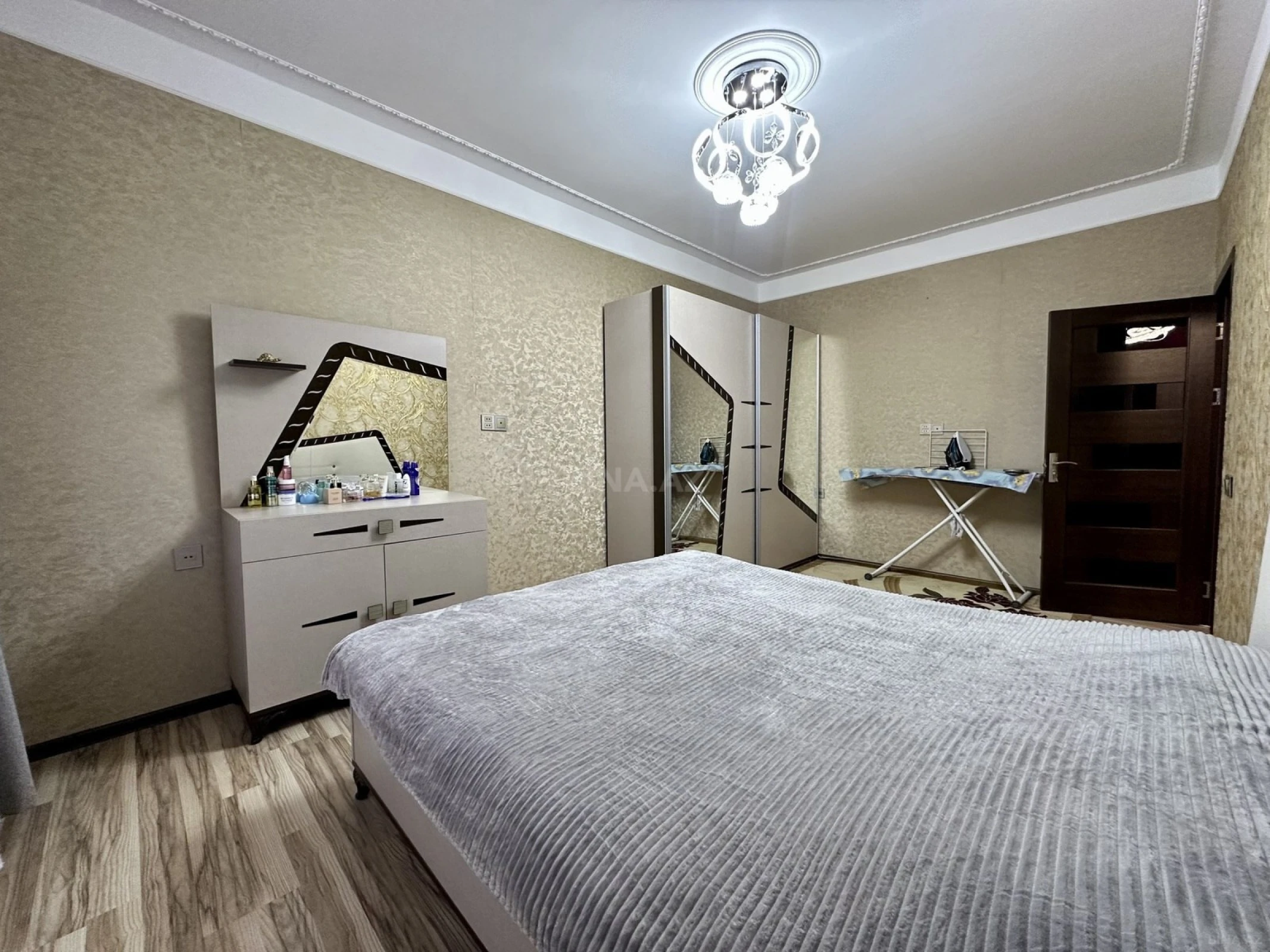 Satılır 5 otaqlı mənzil 120 m²