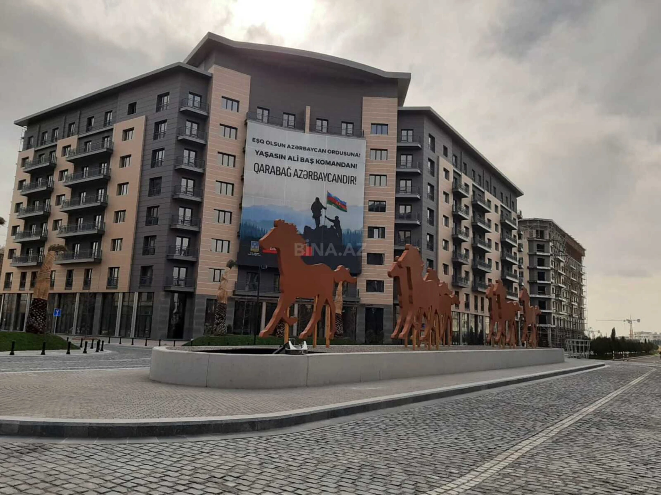 Satılır 4 otaqlı mənzil 245 m²