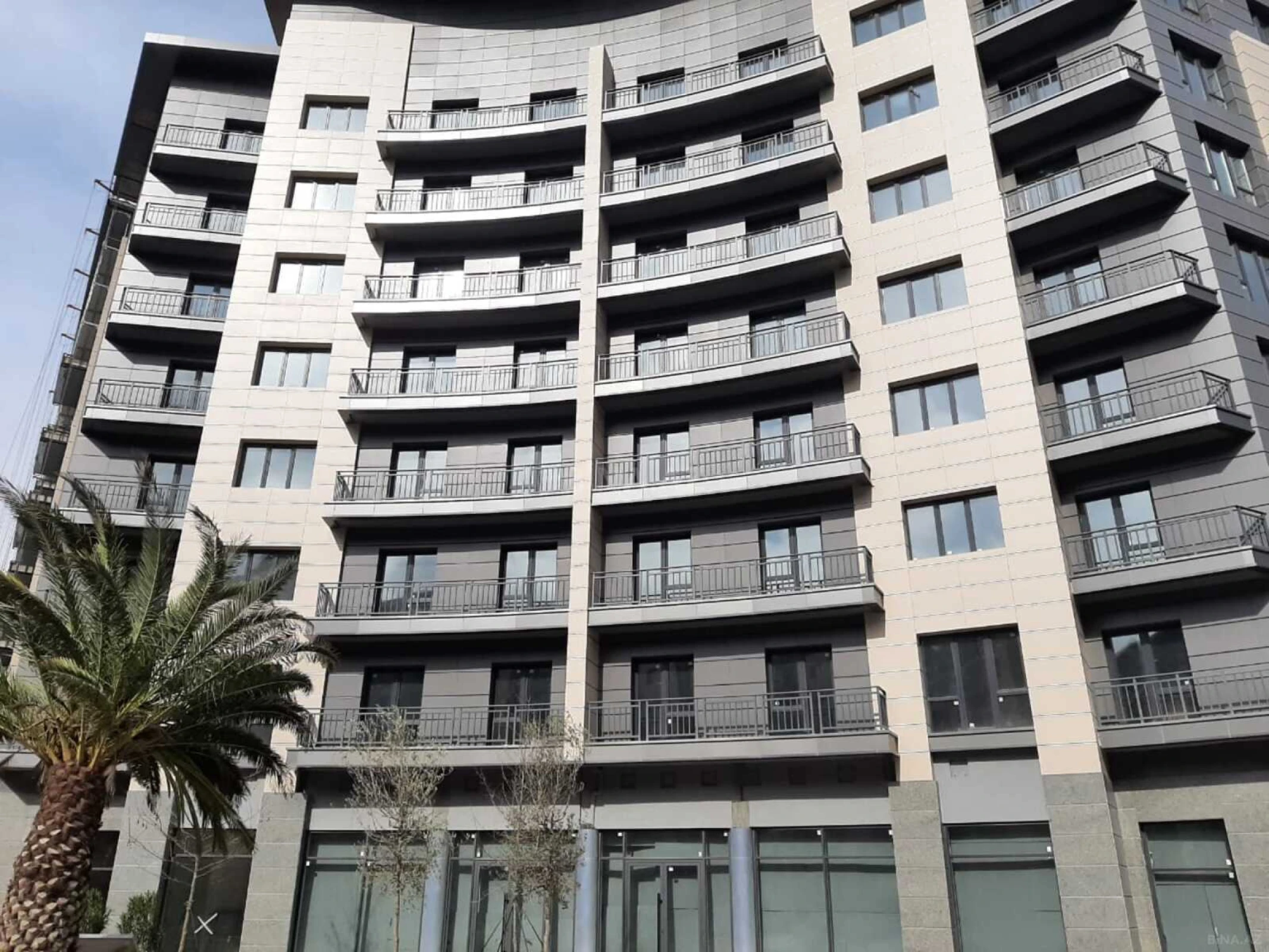 Satılır 4 otaqlı mənzil 245 m²