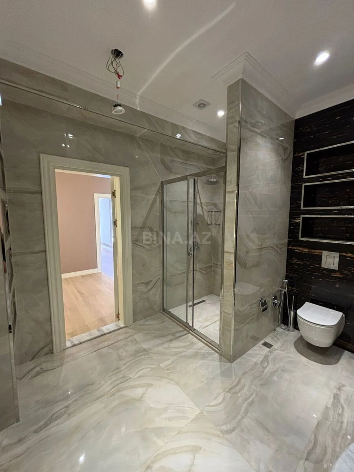 Satılır 4 otaqlı mənzil 242 m²