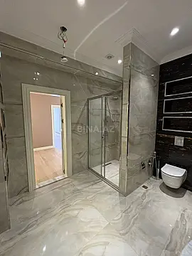 Satılır 4 otaqlı mənzil 242 m²