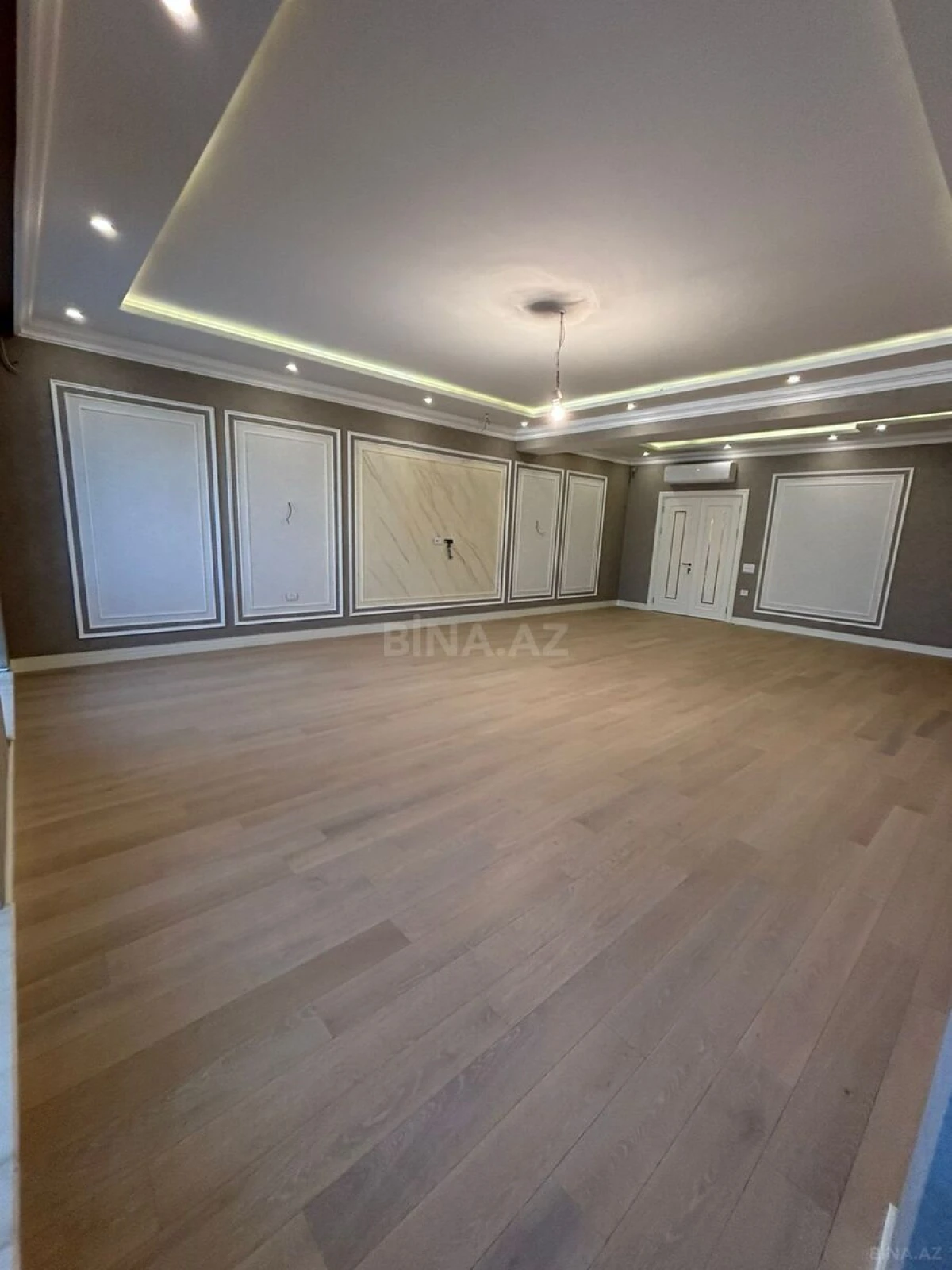 Satılır 4 otaqlı mənzil 242 m²