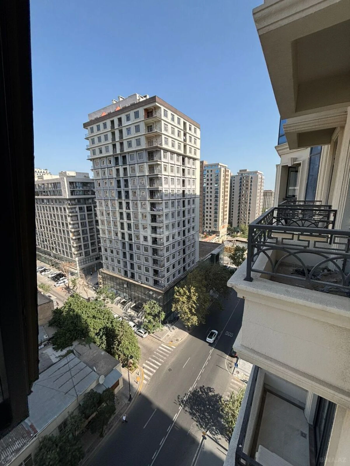 Satılır 4 otaqlı mənzil 242 m²