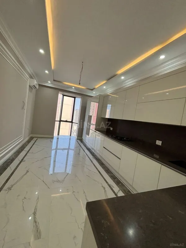 Satılır 4 otaqlı mənzil 242 m²