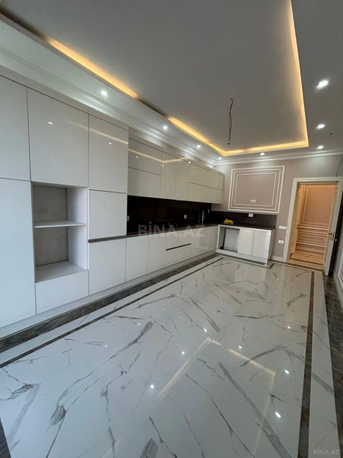 Satılır 4 otaqlı mənzil 242 m²